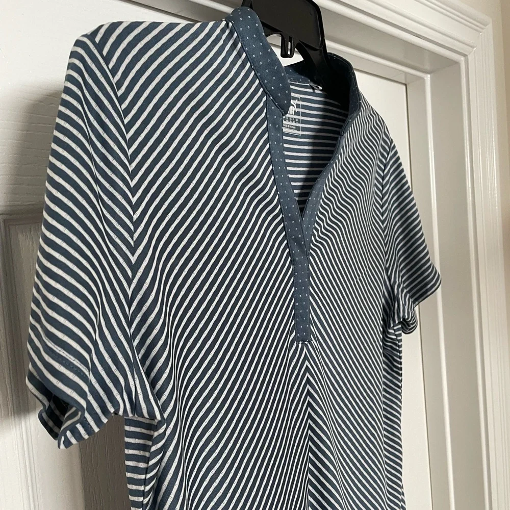 Puma golf short sleeve v neck top size Large- dusty blue and white stripe - Picture 3 of 10